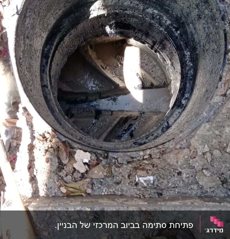 פתח ביוב עם לכלוך ומים